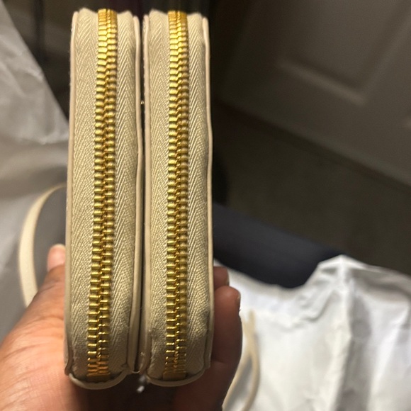 Authentic Prada Vernice Ivory Triangle Mini contenitori Bag - Picture 4 of 12